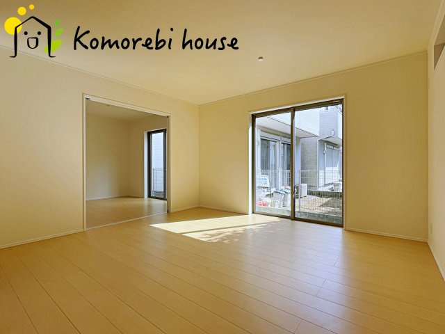 桶川市上日出谷1269番　新築一戸建て　ハートフルタウン　Ｂの居間・リビング|縦に広がるLDKは、空間を効率的に使える設計。キッチンからリビング、ダイニングまで家族の気配を感じられます。