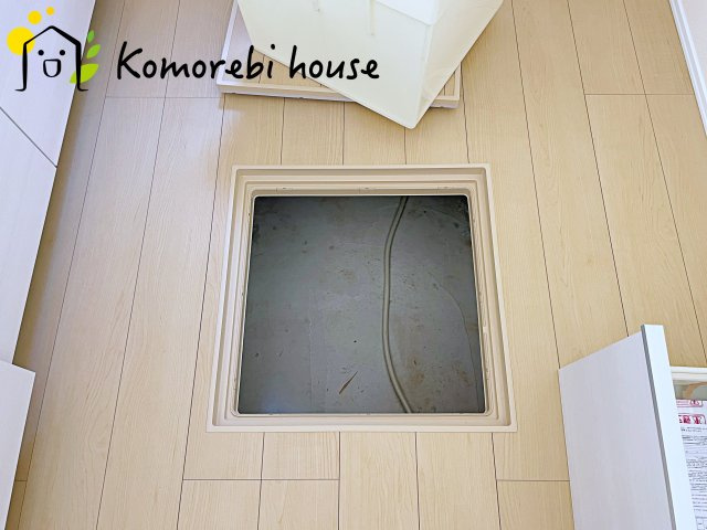 桶川市上日出谷1269番　新築一戸建て　ハートフルタウン　Ｂの内装|調味料やストック食材、非常用品までまとめてしまえる床下収納。キッチン周りがすっきり片付き、必要な時にさっと取り出せる“賢い収納スペース”として毎日の家事を支えます。