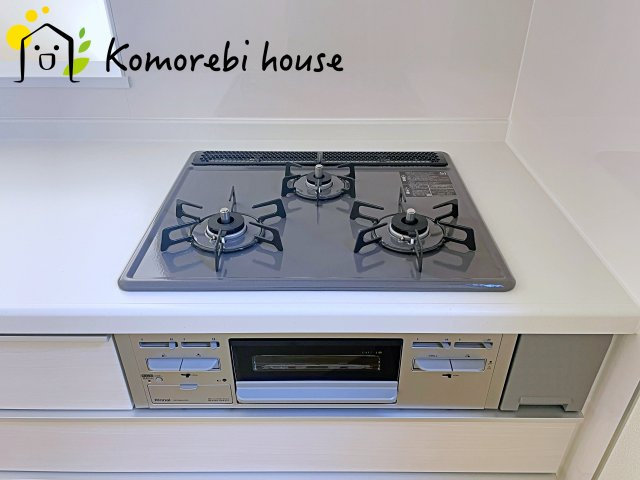 桶川市上日出谷1269番　新築一戸建て　ハートフルタウン　Ｂのキッチン|同時調理が叶う3口コンロと便利なグリル付き。忙しい朝のお弁当作りも、夕食の複数メニューもスムーズにこなせる頼れる設備です。