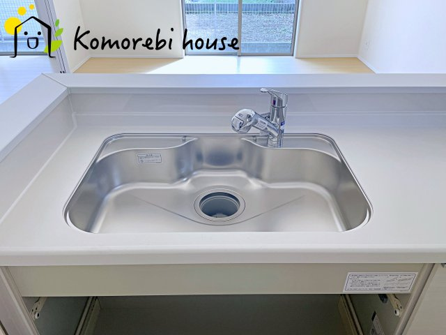 桶川市上日出谷1269番　新築一戸建て　ハートフルタウン　Ｂのキッチン|浄水器一体型で、いつでも美味しいお水がそのまま使えるキッチンシンク。料理やコーヒーづくり、炊飯にも安心して利用でき、毎日の食卓が少し豊かに。