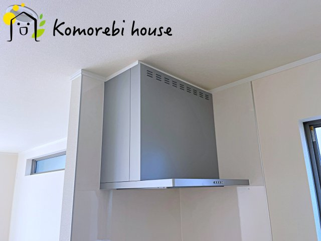 桶川市上日出谷1269番　新築一戸建て　ハートフルタウン　Ｂのキッチン|吸引力の高いレンジフードが煙や匂いを素早く排出。揚げ物や炒め物も気兼ねなくでき、リビングに匂いを残しません。