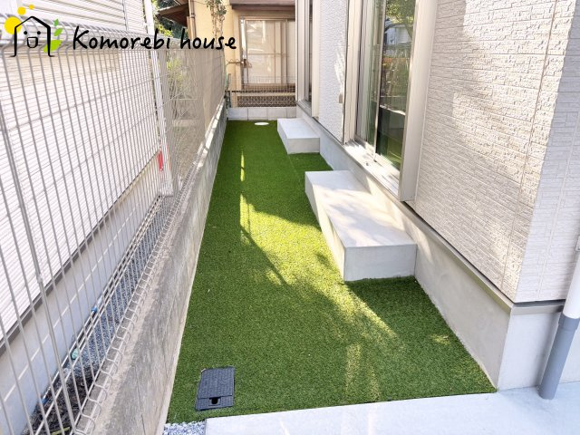 桶川市上日出谷1269番　新築一戸建て　ハートフルタウン　Ｂの庭|人工芝のやわらかな質感と砂利の落ち着いた表情が心地よいお庭。平日は洗濯物を干しながらほっと一息つける、家族の憩いのスペースです。
