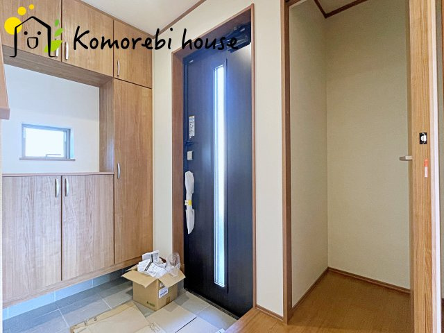 桶川市上日出谷1269番　新築一戸建て　ハートフルタウン　Ｃの玄関|明るく使いやすい玄関で、家族の生活をスムーズに。収納や導線も配慮された万能空間です。