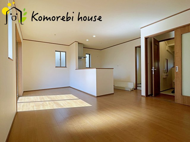 桶川市上日出谷1269番　新築一戸建て　ハートフルタウン　Ｃの居間・リビング|高性能窓と断熱材を採用したLDKで、冷暖房効率アップ。家族が集まる時間も快適に過ごせるリビングです。