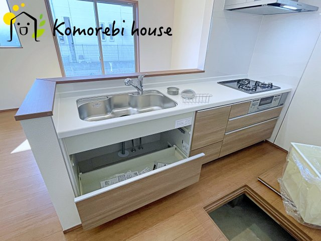 桶川市上日出谷1269番　新築一戸建て　ハートフルタウン　Ｃのキッチン|収納豊富なキッチンで、食器や調理器具もすっきり整理。毎日の料理が楽しくなる空間です。