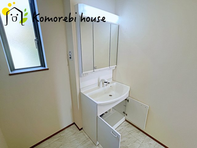 桶川市上日出谷1269番　新築一戸建て　ハートフルタウン　Ｃの独立洗面台|白を基調とした清潔感のある洗面台。シンプルで上品なデザインが空間に明るさをプラスします。