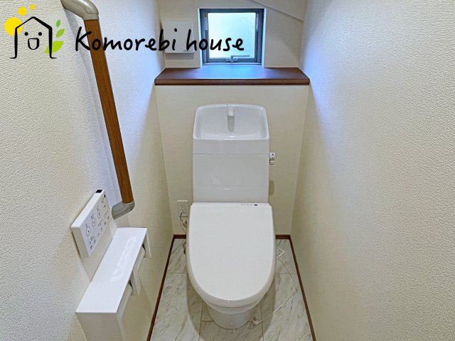 桶川市上日出谷1269番　新築一戸建て　ハートフルタウン　Ｃのトイレ|温水洗浄機能（ウォシュレット）標準装備で、毎日のトイレ時間がより快適に。やさしい温水洗浄で清潔を保てるだけでなく、冬場のヒヤッと感を軽減する暖房便座も嬉しいポイント。