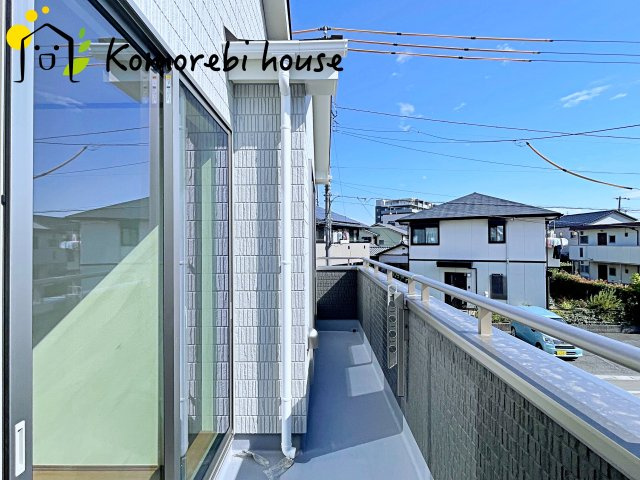桶川市上日出谷1269番　新築一戸建て　ハートフルタウン　Ｃのバルコニー|防水施工がしっかりと施されたバルコニーで、雨の日も安心。長く使える耐久性を備えたメンテナンスしやすい仕様です。