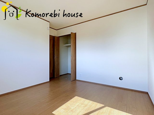 桶川市上日出谷1269番　新築一戸建て　ハートフルタウン　Ｃの洋室|最近の新築住宅は窓まわりの性能が大きく進化しています。複層ガラスに、樹脂とアルミを組み合わせた断熱性の高いハイブリッドサッシを採用。