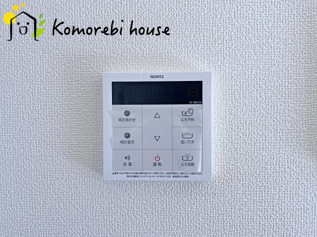 桶川市上日出谷1269番　新築一戸建て　ハートフルタウン　Ｃの設備|キッチンからワンタッチで湯張りや追い焚きができる給湯スイッチ。夕飯の支度をしながら、同時進行でお風呂の準備ができる効率の良い生活動線が魅力です。