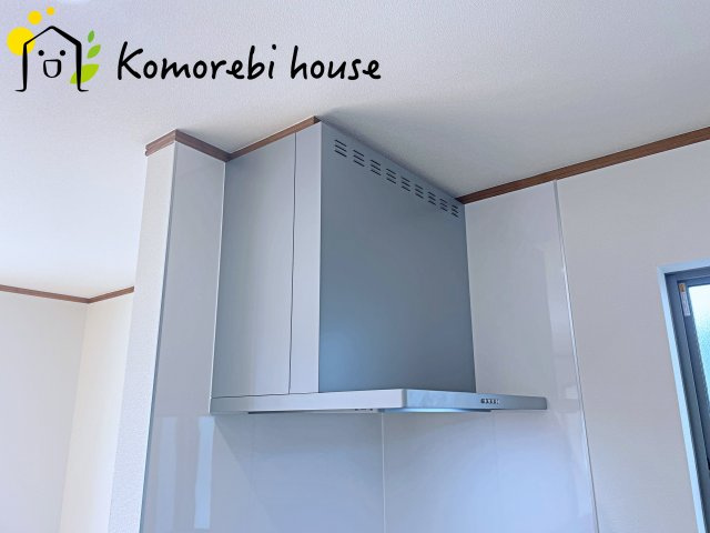 桶川市上日出谷1269番　新築一戸建て　ハートフルタウン　Ｃのキッチン|吸引力の高いレンジフードが煙や匂いを素早く排出。揚げ物や炒め物も気兼ねなくでき、リビングに匂いを残しません。