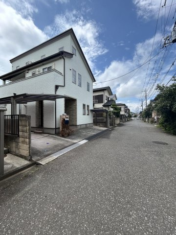 川越市今福　中古戸建ての前面道路含む現地写真