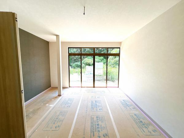 【洋室】 | 【9月15日撮影リフォーム中】1階東側9帖洋室別角度。