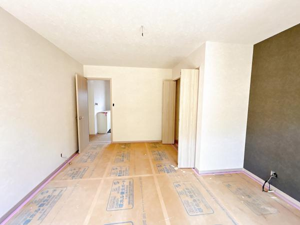 【洋室】 | 【9月15日撮影リフォーム中】1階東側9帖洋室別角度、広縁を取り込み約9帖の洋室へリフォーム中。