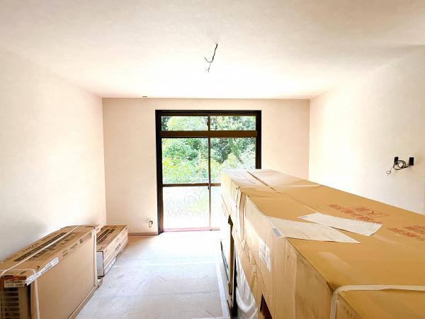 【洋室】 | 【9月15日撮影リフォーム中】1階西側6.5帖洋室は天井壁クロス張替、床はフローリング張りになります。