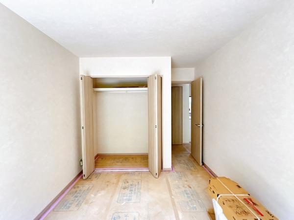 【洋室】 | 【9月15日撮影リフォーム中】1階西側6.5帖洋室の別角度から撮影。