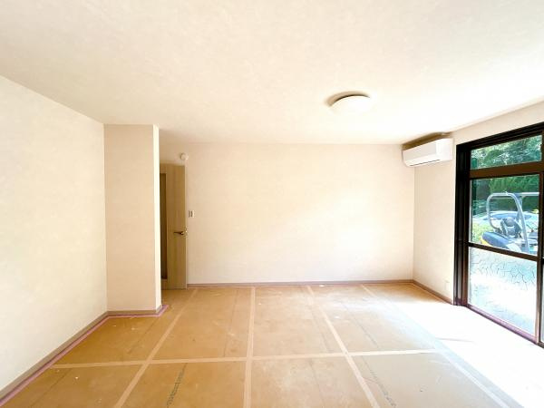 【その他】 | 【9月22日撮影リフォーム中】キッチン側からリビング方向を撮影。