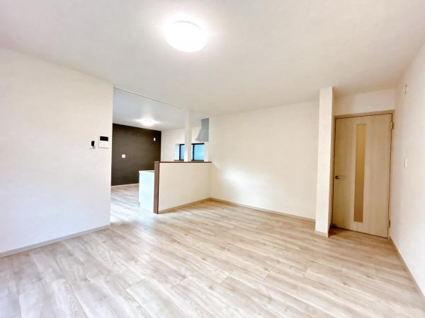 【居間・リビング】 | 【9月22日撮影リフォーム中】リビングダイニングキッチンは合わせて約18帖です。