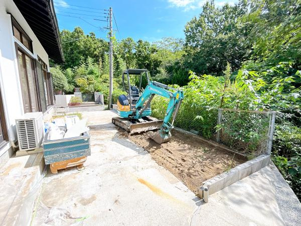 【駐車場】 | 【9月22日撮影リフォーム中】庭部分を拡張して縦列合計3台駐車可能になります。