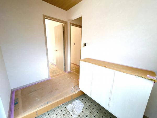 【玄関】 | 【9月15日撮影リフォーム中】玄関ホール。シューズボックスは新しく交換します。天井壁クロス張替予定。