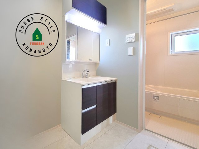 熊本市北区鶴羽田1丁目第1-4棟（2号棟）の内観：施工例|ゆとりの洗面スペースで朝の身支度もスムーズに。暮らしを快適に変えるシャワー付洗面台です！