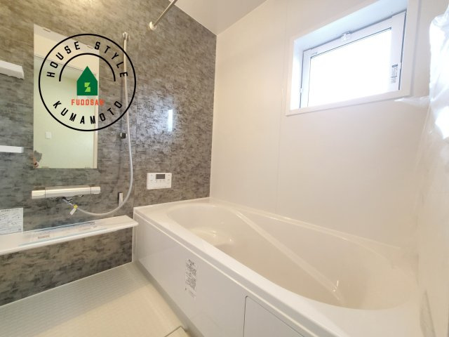 熊本市北区鶴羽田1丁目第1-4棟（2号棟）の内観：施工例|1日の疲れを癒してくれる広々バスルーム。雨の日のお洗濯にも大活躍な浴室乾燥機付です！