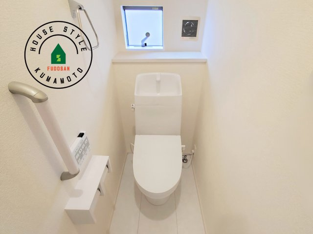 熊本市北区鶴羽田1丁目第1-4棟（2号棟）の内観：施工例|温水洗浄便座を完備しております。2ヶ所にトイレがあるのは朝の慌ただしい時間も安心です。
