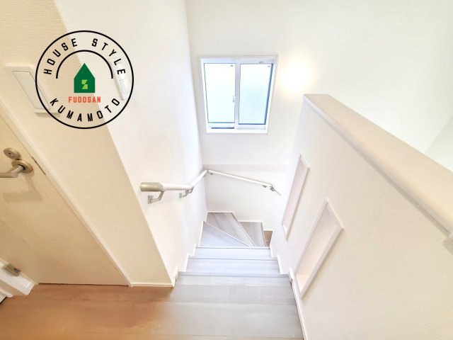 熊本市北区鶴羽田1丁目第1-4棟（2号棟）の内観：施工例|＜手すり付階段＞手すりがないと階段の昇り降りで危険なことはもちろん、壁に手をつきながら歩くことで壁紙が汚れやすくなります。すべての方に快適に昇り降りしていただくため、手すりを設置しました。