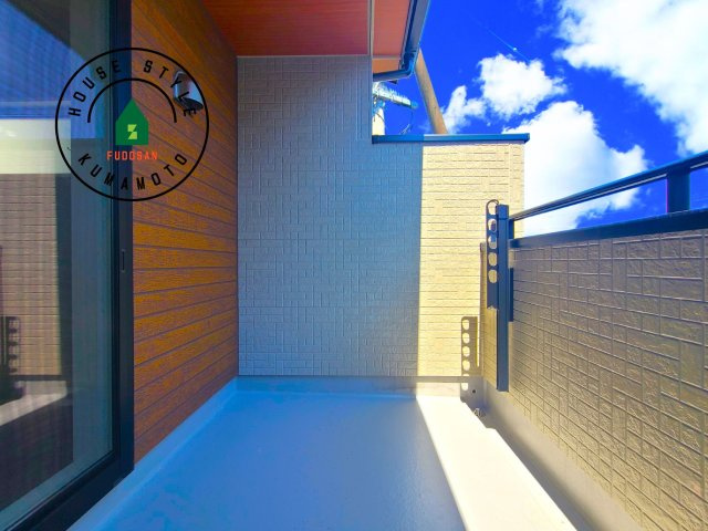 熊本市北区鶴羽田1丁目第1-4棟（2号棟）の外観：施工例|風をしっかりと感じられるバルコニーでは、毎日が洗濯日和です。広々としているので洗濯も楽しくなるでしょうし、気分転換にバルコニーからの眺めを楽しむのもいいでしょう。