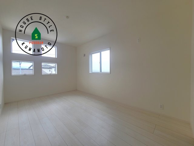 熊本市北区鶴羽田1丁目第1-4棟（2号棟）の内観：施工例|穏やかな光が差し込む室内には、穏やかな時間が流れます。