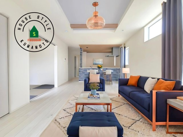 熊本市北区鶴羽田1丁目第1-4棟（2号棟）の内観：施工例|明るく開放的なリビングダイニングは豊かな陽光が注ぎ込み、やすらぎの空間を演出してくれます。ご家族で楽しいひとときをお過ごし下さい。※家具はCGを合成したものです。