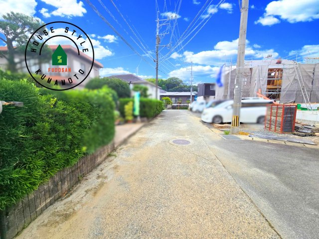 熊本市北区鶴羽田1丁目第1-4棟（2号棟）の前面道路含む現地写真|前面道路は閑静な住宅地をはしる車通りの少ない道路。お車の出し入れが苦手なママや小さなお子様にも安心ですね。しっかり舗装もされているので、ベビーカーや自転車で通っても快適に通行できます。前面道路です。