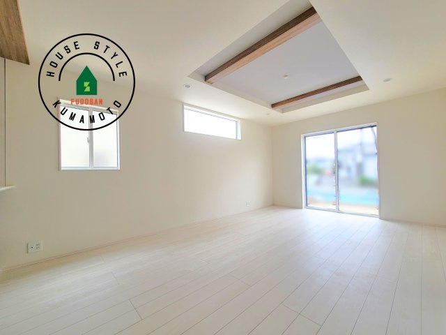 熊本市北区鶴羽田1丁目第1-4棟（2号棟）の内観：施工例|キッチンからリビングをしっかり確認できます。家族の笑顔があふれる空間になりそうですね。