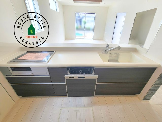 熊本市北区鶴羽田1丁目第1-4棟（2号棟）の内観：施工例|ご家族を近くに感じられる対面キッチンのLDK。会話もはずみそうですね。