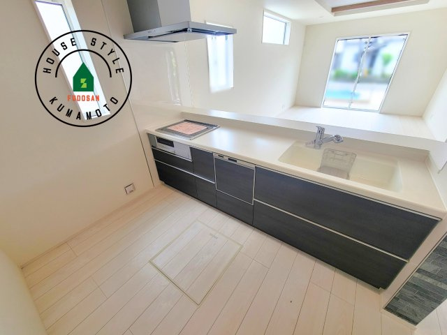熊本市北区鶴羽田1丁目第1-4棟（2号棟）の内観：施工例|ダイニングテーブルへの配膳がラクラク、お料理はかどるカウンター付きシステムキッチン！