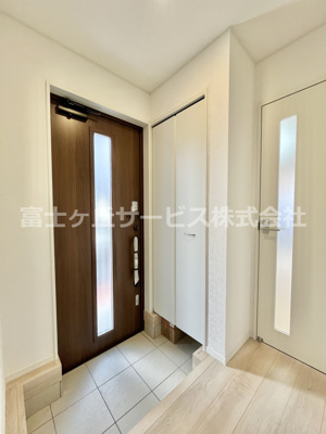 【玄関】 | 島田市向谷元町 3期 | 収納もある玄関です
