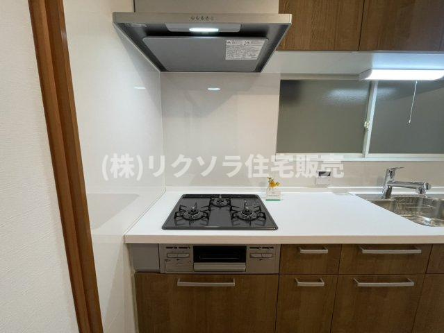 走谷2丁目　中古一戸建てのキッチン|ビルトイン3口コンロ
■物件内覧・資金計画相談・住宅ローン相談、リフォーム相談、お問合せ受付中■
※当日・翌日のご内覧、ご相談はお電話でのお問合せがスムーズです！