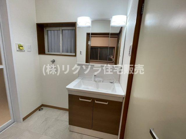 走谷2丁目　中古一戸建ての独立洗面台|三面鏡付き独立洗面台
■物件内覧・資金計画相談・住宅ローン相談、リフォーム相談、お問合せ受付中■
※当日・翌日のご内覧、ご相談はお電話でのお問合せがスムーズです！