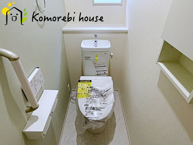 北足立郡伊奈町中央4丁目　新築一戸建て　ブルーミングガーデン　01のトイレ|コンパクトで使いやすいトイレです