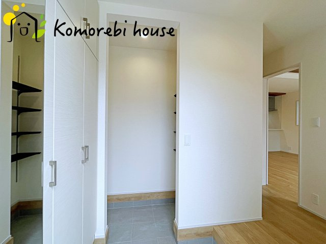 北足立郡伊奈町中央4丁目　新築一戸建て　ブルーミングガーデン　01の玄関|明るい玄関です