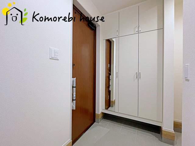 北足立郡伊奈町中央4丁目　新築一戸建て　ブルーミングガーデン　01の玄関|落ち着いた玄関です