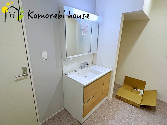 北足立郡伊奈町中央4丁目　新築一戸建て　ブルーミングガーデン　02の独立洗面台|独立洗面台、小物を置くことができて便利です