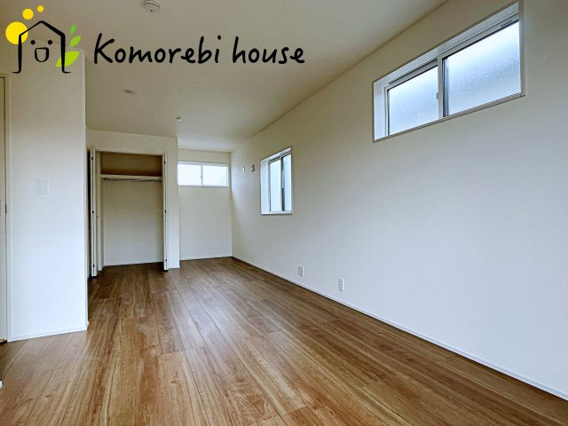 北足立郡伊奈町中央4丁目　新築一戸建て　ブルーミングガーデン　02の寝室|広くて明るい寝室