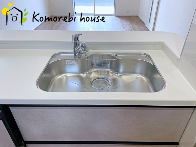 北足立郡伊奈町中央4丁目　新築一戸建て　ブルーミングガーデン　02のキッチン|コンパクトなキッチンで掃除もラクラク