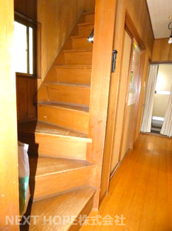 【内装】 | 尼崎市東難波町５丁目中古戸建 | ２階への階段です♪