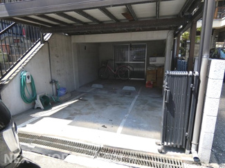 【駐車場】 | 尼崎市東難波町５丁目中古戸建 | 車庫です♪奥には作業場が設けられております！