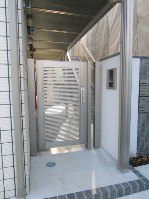 メゾン　ド　オルムのエントランス|外構オートロック付き