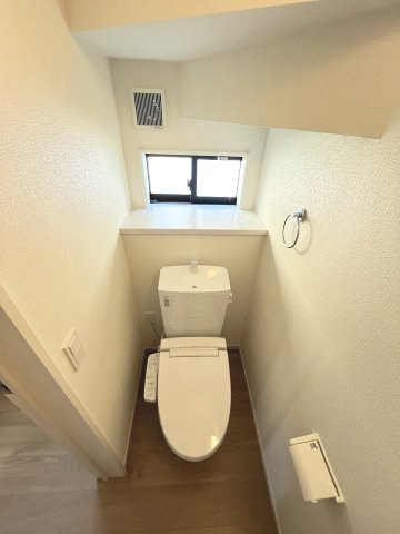 【内装】 | 福岡市南区寺塚1丁目1期　2号棟（全3棟）【仲介手数料無料・0円】 | 施工例。1階のトイレです。施工例は完成時と異なる場合があります。