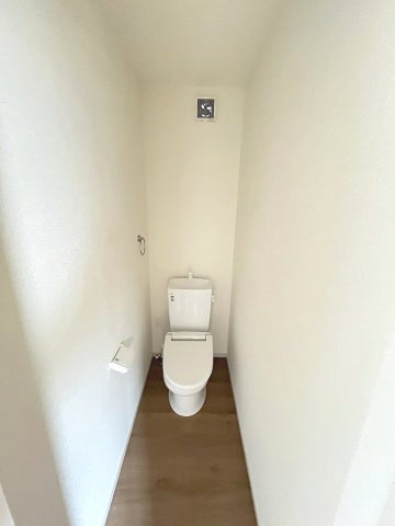 【内装】 | 福岡市南区寺塚1丁目1期　2号棟（全3棟）【仲介手数料無料・0円】 | 施工例。2階にもトイレです。施工例は完成時と異なる場合があります。