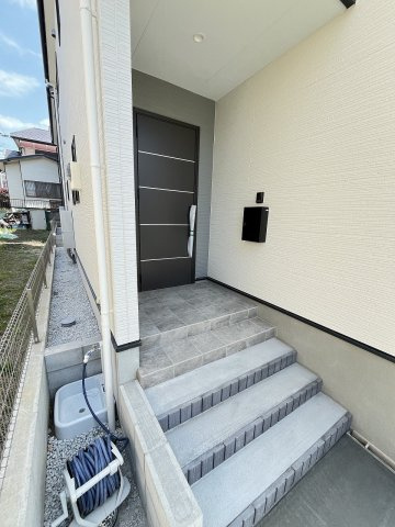 【玄関】 | 福岡市南区寺塚1丁目1期　2号棟（全3棟）【仲介手数料無料・0円】 | 施工例。施工例は完成時と異なる場合があります。